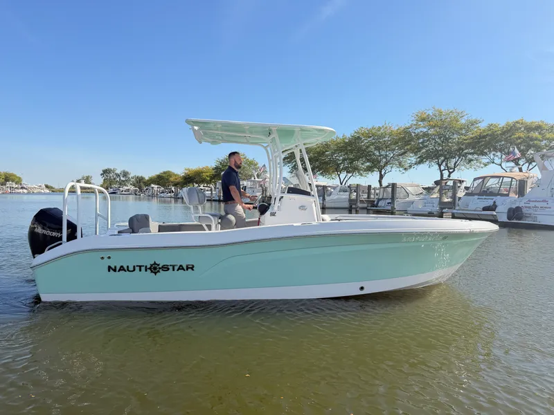 Slide: The Image of NauticStar 222L OFFSHORE 2024 - 9
