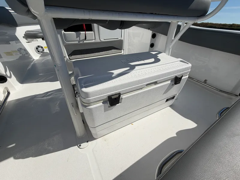 Slide: The Image of NauticStar 222L OFFSHORE 2024 - 28
