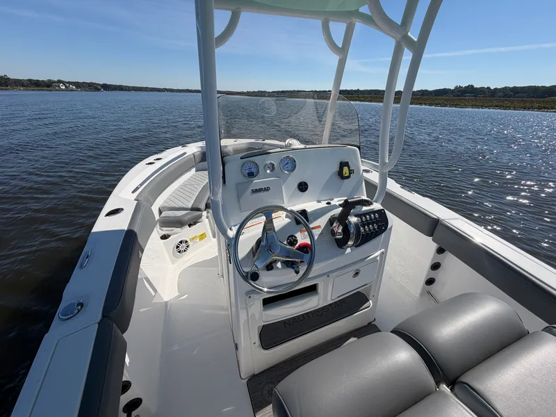 Slide: The Image of NauticStar 222L OFFSHORE 2024 - 21
