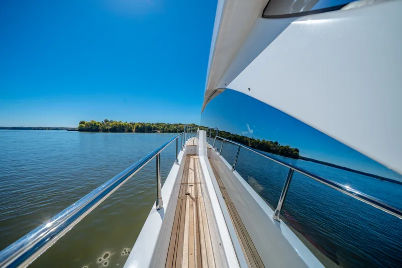 Slide: The Image of Azimut FLY 60 2024 - 52