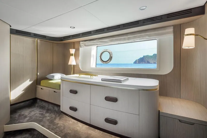 Slide: The Image of Azimut FLY 60 2024 - 15