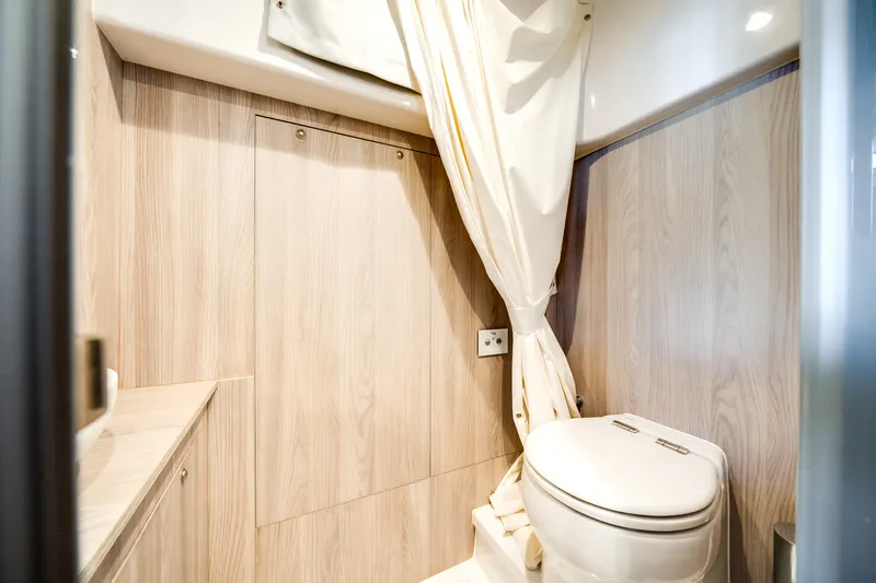 Slide: The Image of Azimut FLY 60 2024 - 13