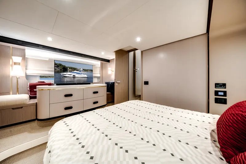 Slide: The Image of Azimut FLY 60 2024 - 33