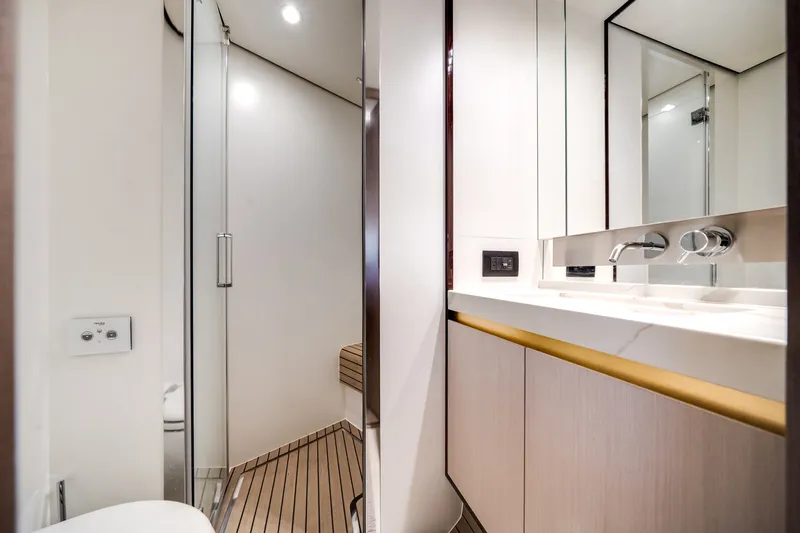 Slide: The Image of Azimut FLY 60 2024 - 20