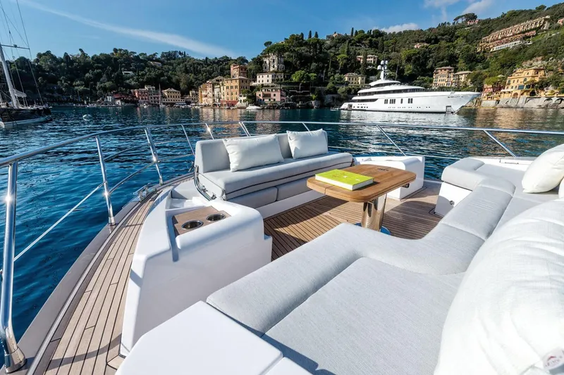 Slide: The Image of Azimut FLY 60 2024 - 4