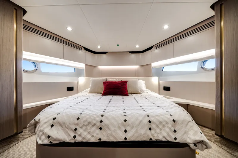 Slide: The Image of Azimut FLY 60 2024 - 17