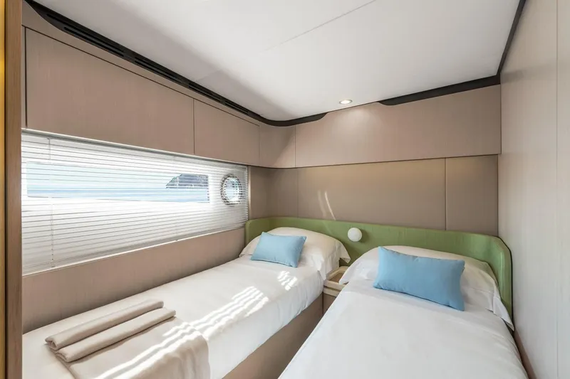 Slide: The Image of Azimut FLY 60 2024 - 16