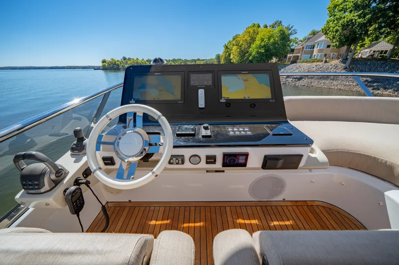Slide: The Image of Azimut FLY 60 2024 - 60