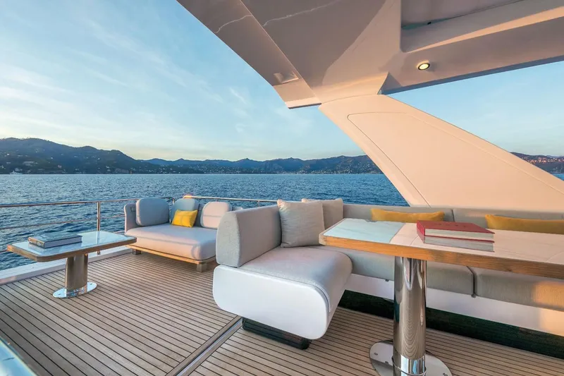 Slide: The Image of Azimut FLY 60 2024 - 6