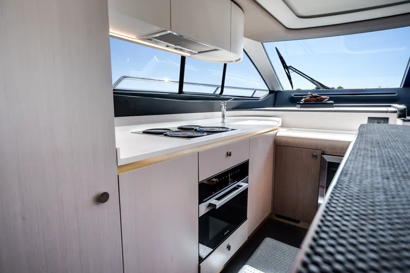 Slide: The Image of Azimut FLY 60 2024 - 43