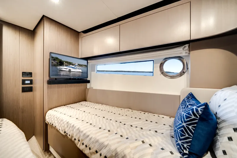 Slide: The Image of Azimut FLY 60 2024 - 24