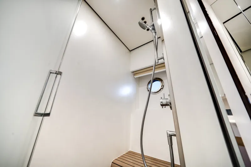Slide: The Image of Azimut FLY 60 2024 - 21
