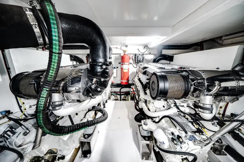 Slide: The Image of Azimut FLY 60 2024 - 7