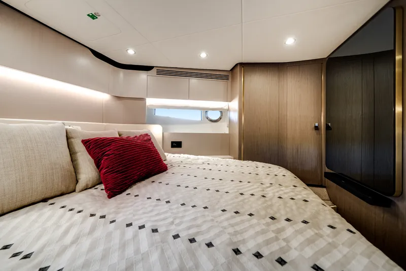 Slide: The Image of Azimut FLY 60 2024 - 18