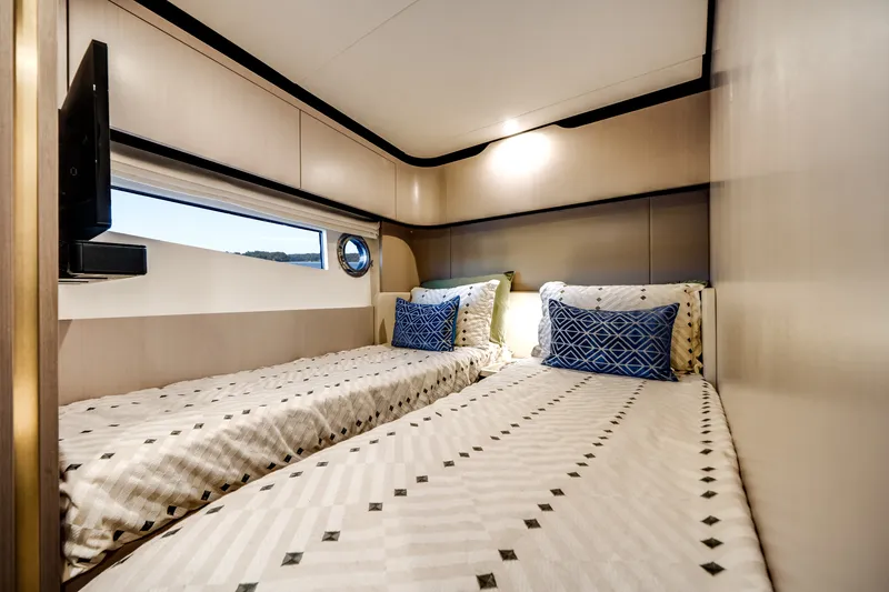 Slide: The Image of Azimut FLY 60 2024 - 23