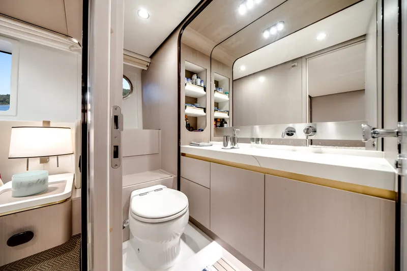 Slide: The Image of Azimut FLY 60 2024 - 34