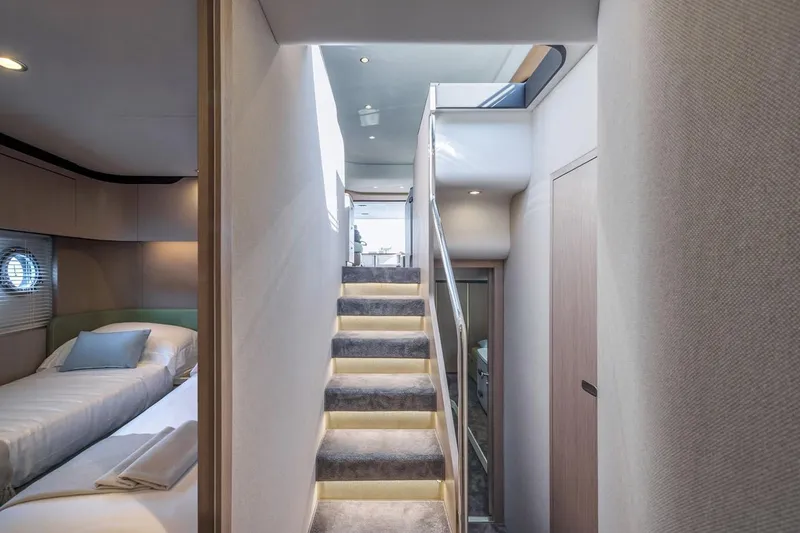Slide: The Image of Azimut FLY 60 2024 - 18