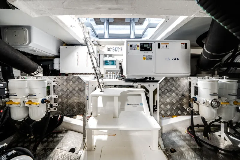 Slide: The Image of Azimut FLY 60 2024 - 9