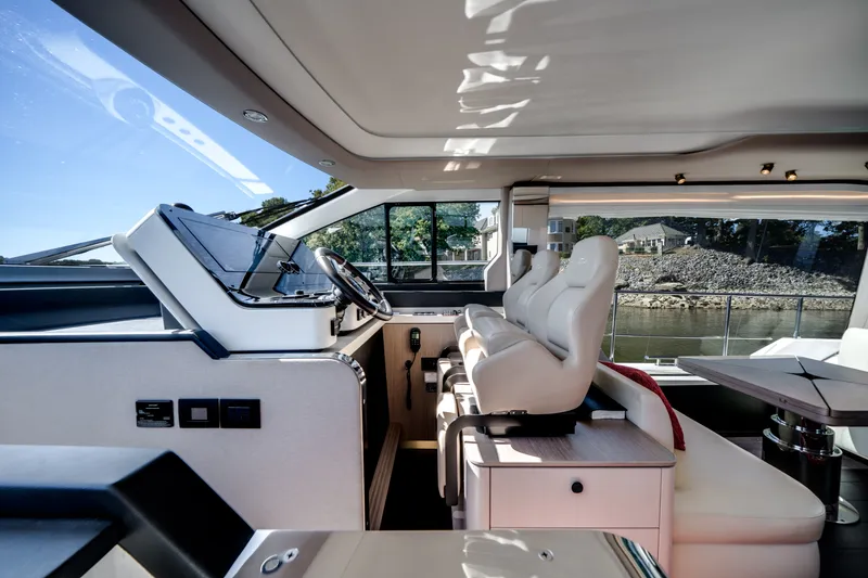 Slide: The Image of Azimut FLY 60 2024 - 45