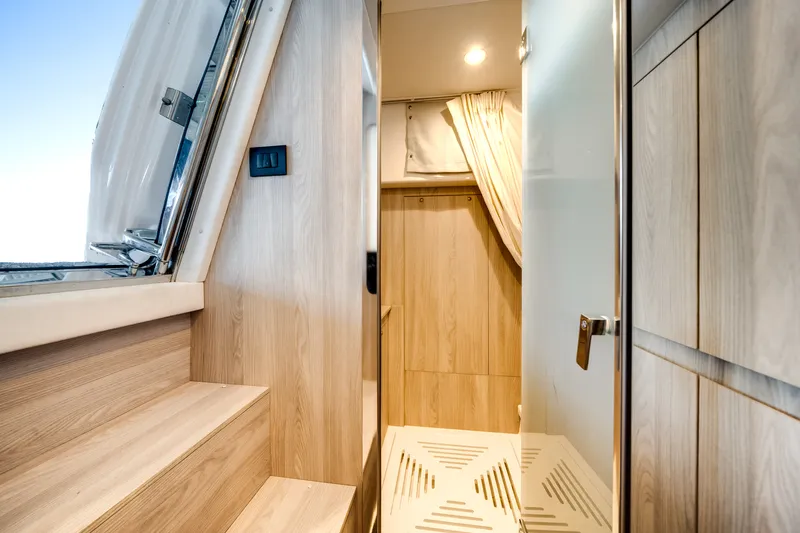 Slide: The Image of Azimut FLY 60 2024 - 14