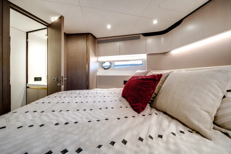 Slide: The Image of Azimut FLY 60 2024 - 19