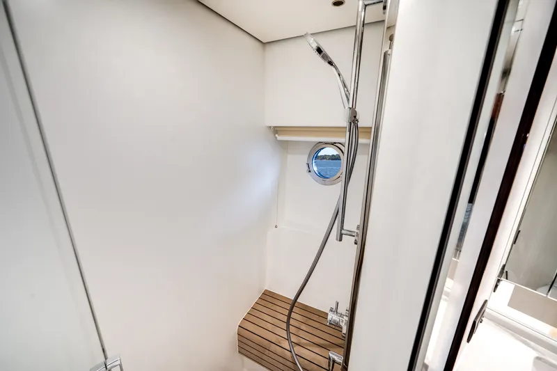 Slide: The Image of Azimut FLY 60 2024 - 22