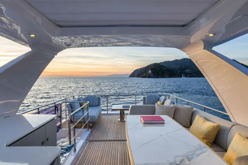 Slide: The Image of Azimut FLY 60 2024 - 5