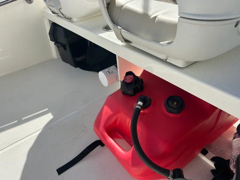 Slide: The Image of Boston Whaler 130 Super Sport 2025 - 12