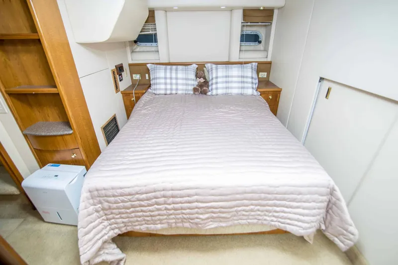 Slide: The Image of Bayliner 5288 Pilothouse Motor Yacht 1999 - 30