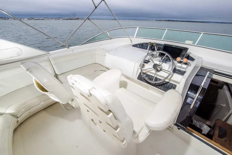 Slide: The Image of Bayliner 5288 Pilothouse Motor Yacht 1999 - 7