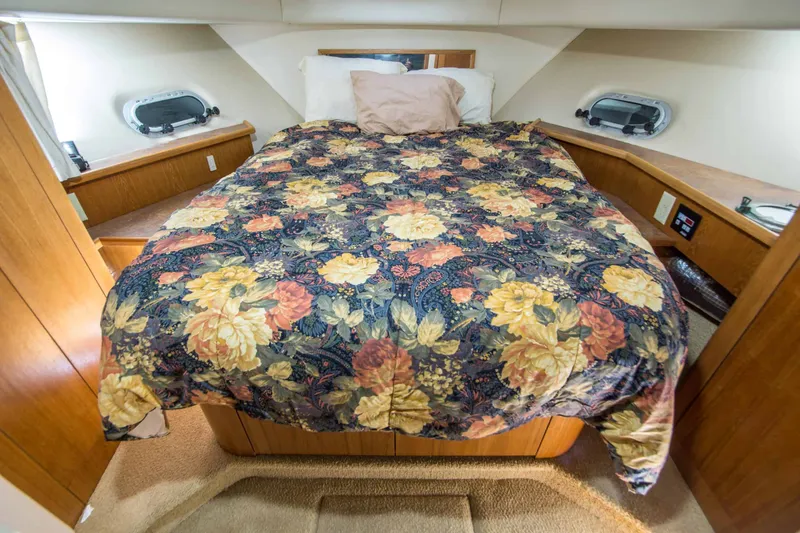 Slide: The Image of Bayliner 5288 Pilothouse Motor Yacht 1999 - 31