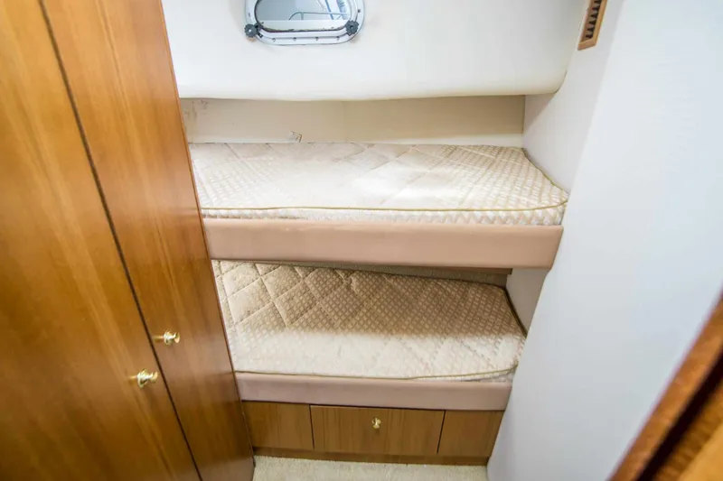 Slide: The Image of Bayliner 5288 Pilothouse Motor Yacht 1999 - 32