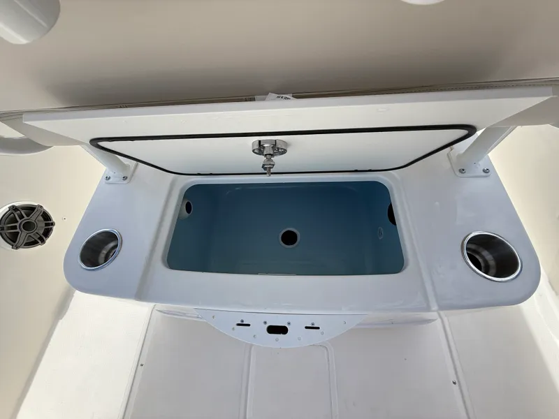 Slide: The Image of Boston Whaler 220 Dauntless 2027 - 18