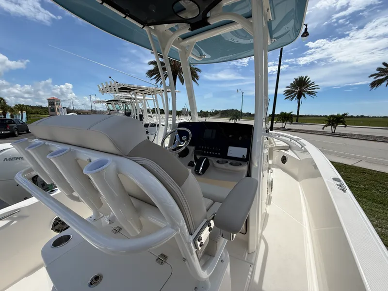 Slide: The Image of Boston Whaler 220 Dauntless 2027 - 15