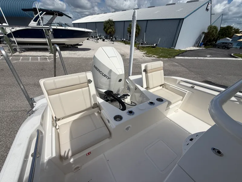 Slide: The Image of Boston Whaler 220 Dauntless 2027 - 20