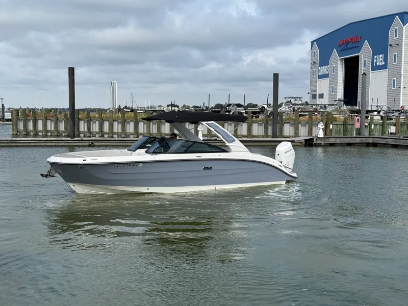 Slide: The Image of Sea Ray 270 SDX OB 2025 - 13