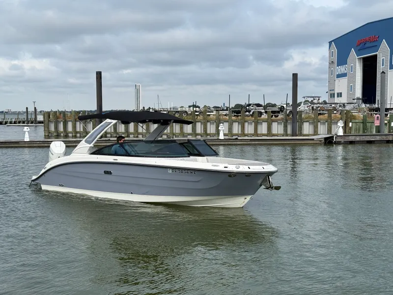 Slide: The Image of Sea Ray 270 SDX OB 2025 - 4