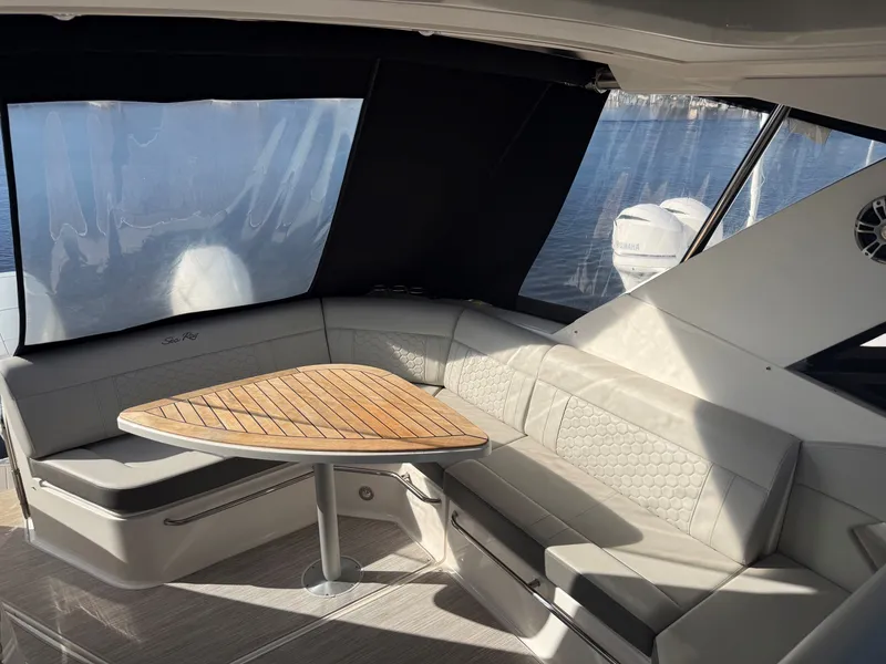 Slide: The Image of Sea Ray 320 SUNDANCER OB 2024 - 27