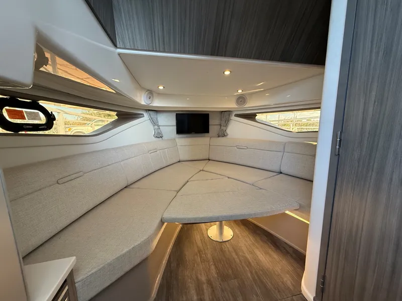 Slide: The Image of Sea Ray 320 SUNDANCER OB 2024 - 32