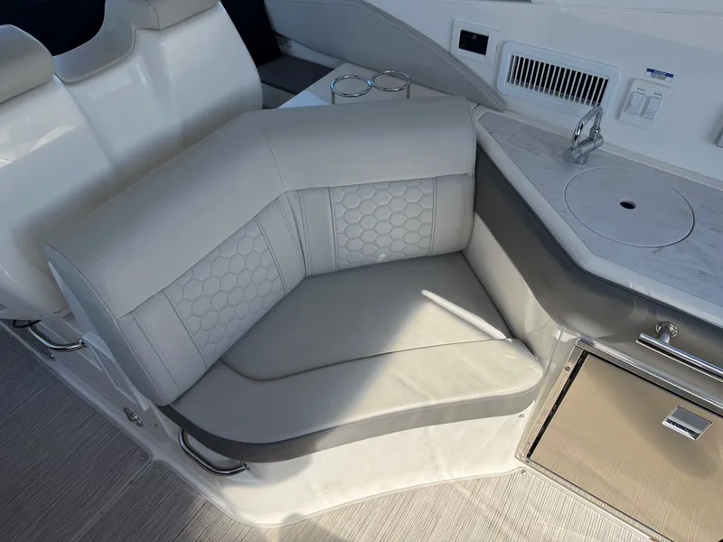 Slide: The Image of Sea Ray 320 SUNDANCER OB 2024 - 28