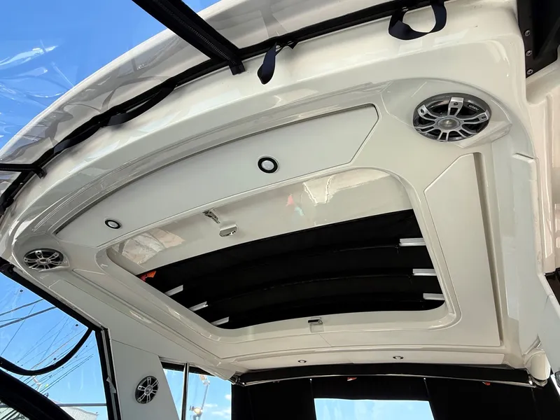 Slide: The Image of Sea Ray 320 SUNDANCER OB 2024 - 22