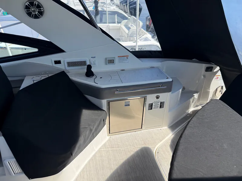 Slide: The Image of Sea Ray 320 SUNDANCER OB 2024 - 14