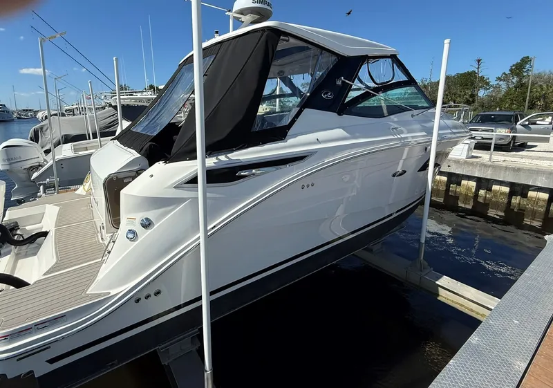Slide: The Image of Sea Ray 320 SUNDANCER OB 2024 - 8