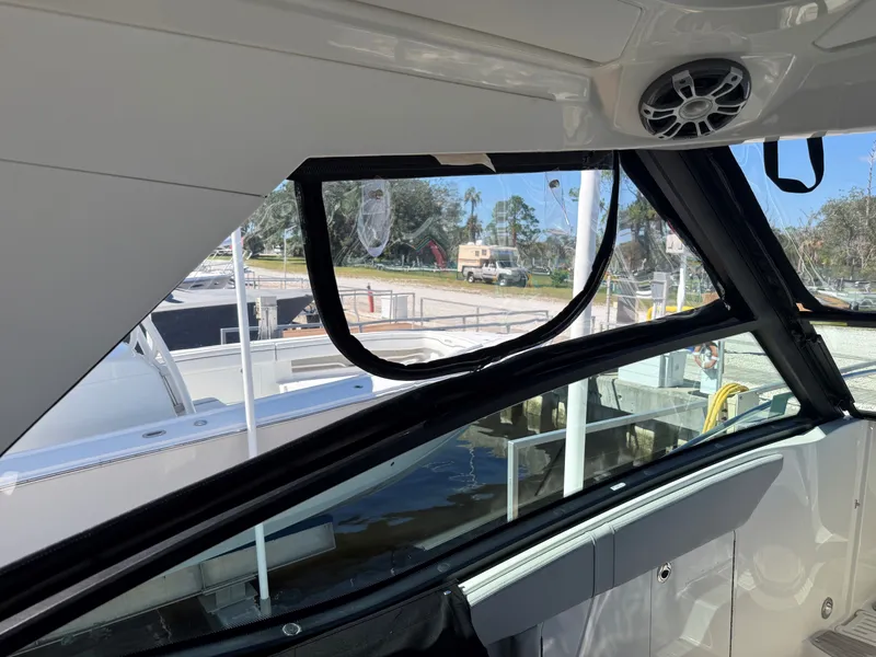 Slide: The Image of Sea Ray 320 SUNDANCER OB 2024 - 16