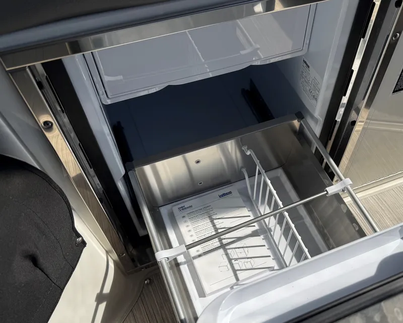 Slide: The Image of Sea Ray 320 SUNDANCER OB 2024 - 20