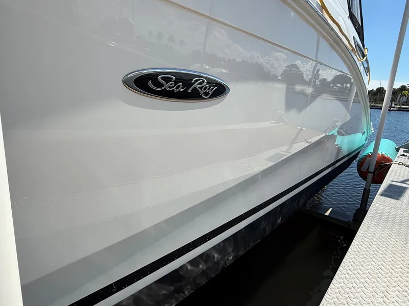 Slide: The Image of Sea Ray 320 SUNDANCER OB 2024 - 6