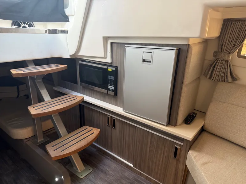 Slide: The Image of Sea Ray 320 SUNDANCER OB 2024 - 37