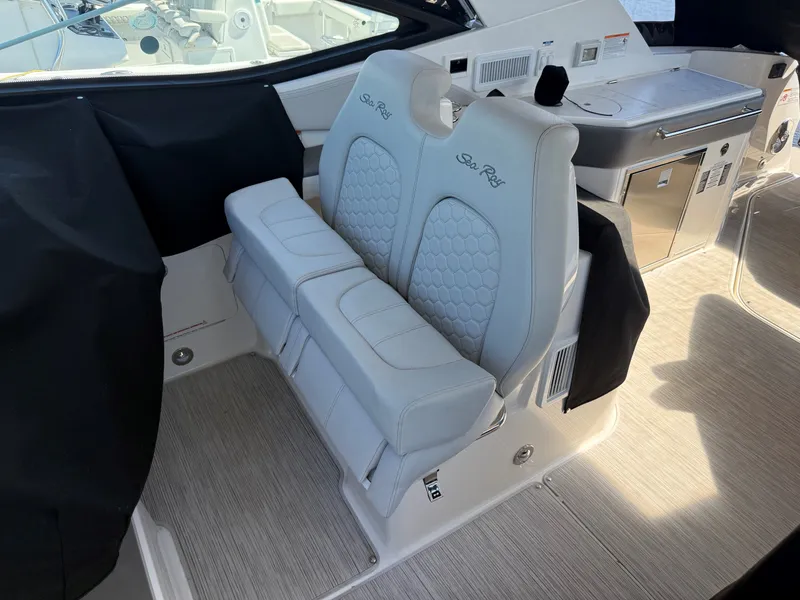 Slide: The Image of Sea Ray 320 SUNDANCER OB 2024 - 26