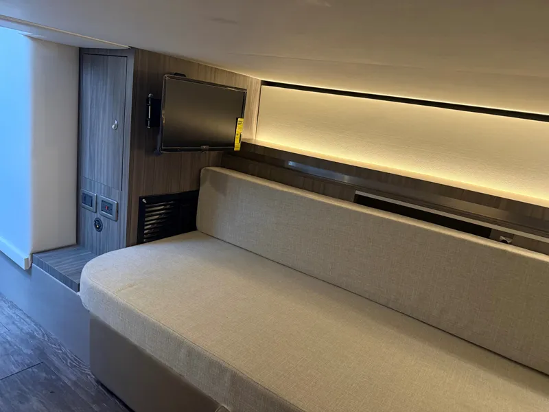 Slide: The Image of Sea Ray 320 SUNDANCER OB 2024 - 34