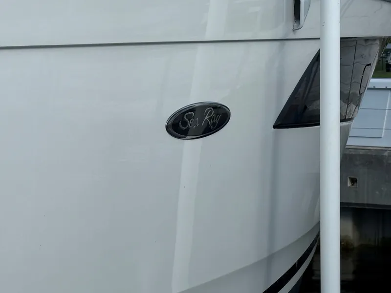 Slide: The Image of Sea Ray 320 SUNDANCER OB 2024 - 9
